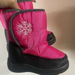 Snow boots size 8 worn once